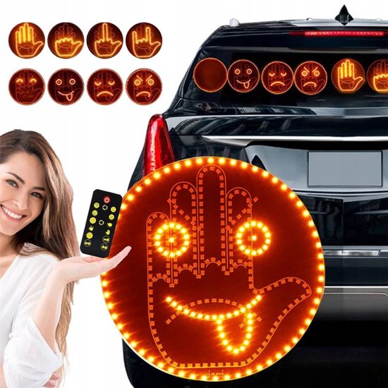 Een vrouw met een afstandsbediening, naast een auto met een rond LED-paneel dat een lachend gezicht met uitgestoken tong toont.