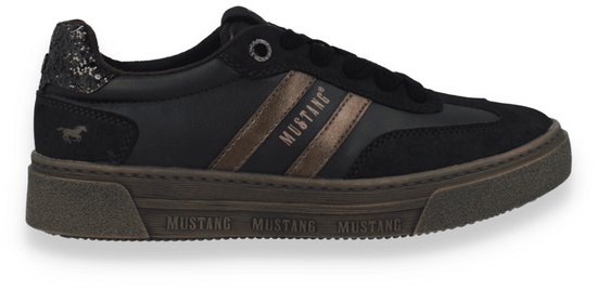 Zwarte Mustang sneaker met bronzen strepen, glitterdetail op de hiel en "Mustang" op de zool.