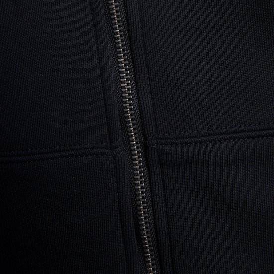 Detail van een donkerblauwe hoodie met een metalen rits.