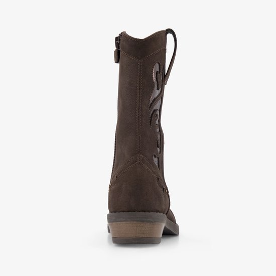 Achterkant van donkerbruine suède cowboylaarsjes met koperkleurige applicaties, studs en ritssluiting.