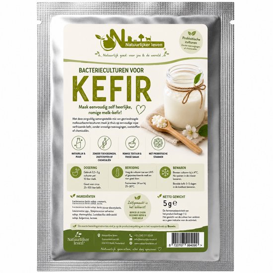 Pakje melkkefir-bacterieculturen van Natuurlijker Leven met een potje kefir ernaast.