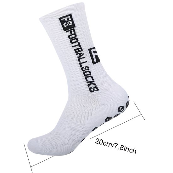 Witte voetbalsok met zwarte "FS FOOTBALL SOCKS" tekst en anti-slip nopjes op de zool.