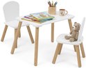 Witte kindertafel met twee witte stoelen. Boeken, potloden en een beertje op de tafel en stoel.