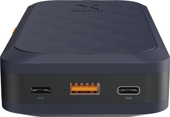 Zijaanzicht van een donkergrijze Xtorm powerbank met twee USB-C poorten (35W) en een USB-A poort.