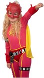 Meisje in rood superheldenpak met gele cape, rode helm en zilveren riem. Pak heeft gele biezen.