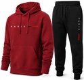Bordeauxrode hoodie met 'PARIS' en rode streep. Zwarte joggingbroek met verticale 'PARIS' en rode streep.