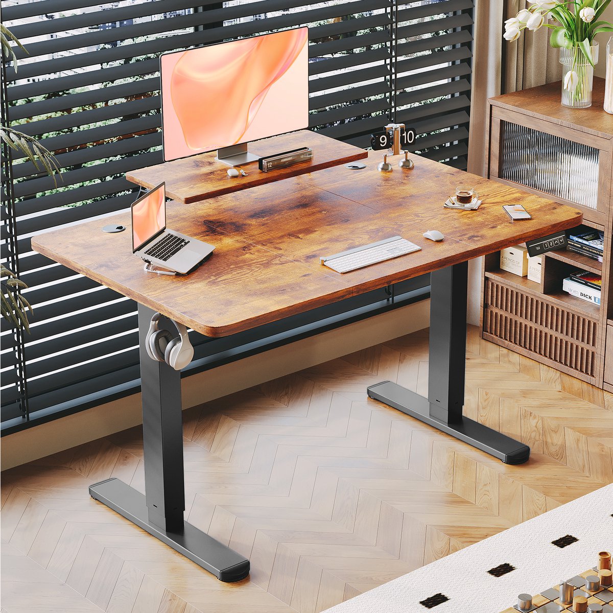 Devoko Elektrisch Zit-Sta Bureau met Monitorstandaard – 140 × 60 cm (B × D) – Stille Motor, Anti-collisionfunctie, 2 Geheugenstanden en LED-display – Draagvermogen 75 kg – Bruin