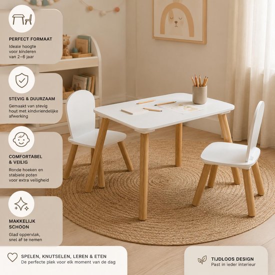 Witte kindertafel met twee witte stoelen. Ronde hoeken en naturel houten poten. Geplaatst op een rond vloerkleed.