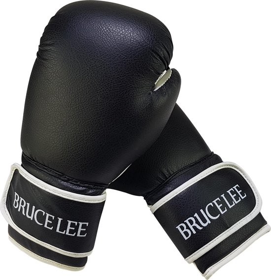 Zwarte bokshandschoenen met witte polssluiting waarop "BRUCE LEE" staat.