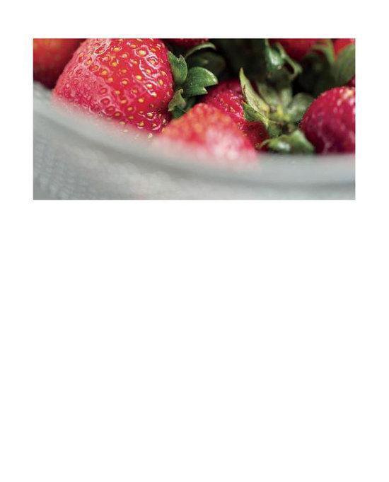 Verse rode aardbeien in een glazen kom.