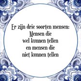 Tegeltje met Spreuk (Tegeltjeswijsheid): Er zijn drie soorten mensen: Mensen die wel kunnen tellen en mensen die niet kunnen tellen + Kado verpakking & Plakhanger