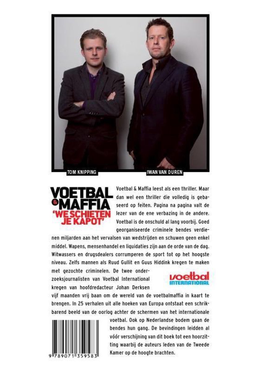 Twee mannen, Tom Knipping en Iwan van Duren, poseren voor de cover van Voetbal & Maffia 'We Schieten Je Kapot'.