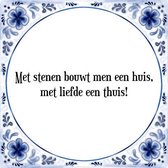 Tegeltje met Spreuk (Tegeltjeswijsheid): Met stenen bouwt men een huis, met liefde een thuis! + Kado verpakking & Plakhanger