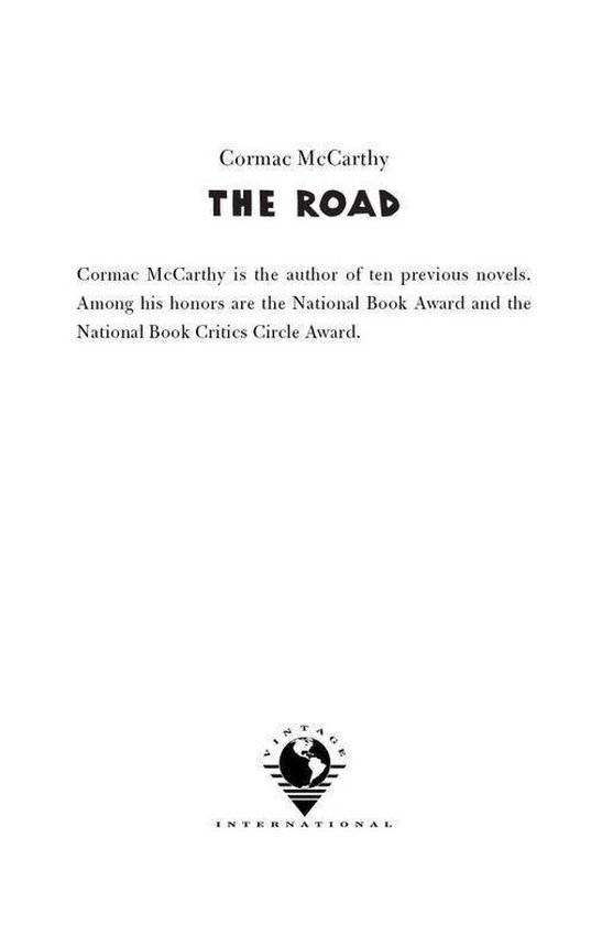 De naam "Cormac McCarthy" en de titel "THE ROAD" in grote zwarte letters. Daaronder informatie over de auteur en het Vintage International logo.