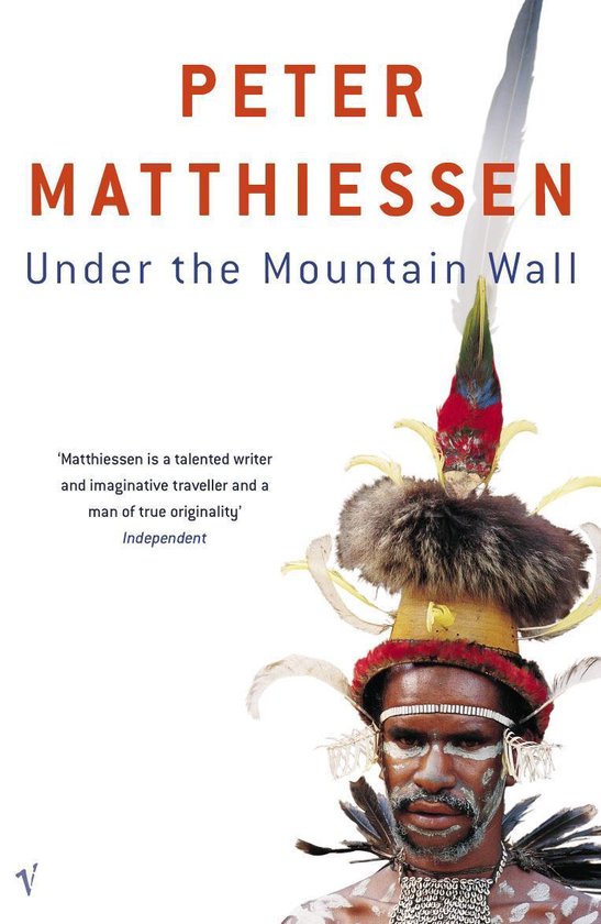 Livre "Under the Mountain Wall" de Peter Matthiesen, avec sur la couverture un homme aux ornements traditionnels et plumes.