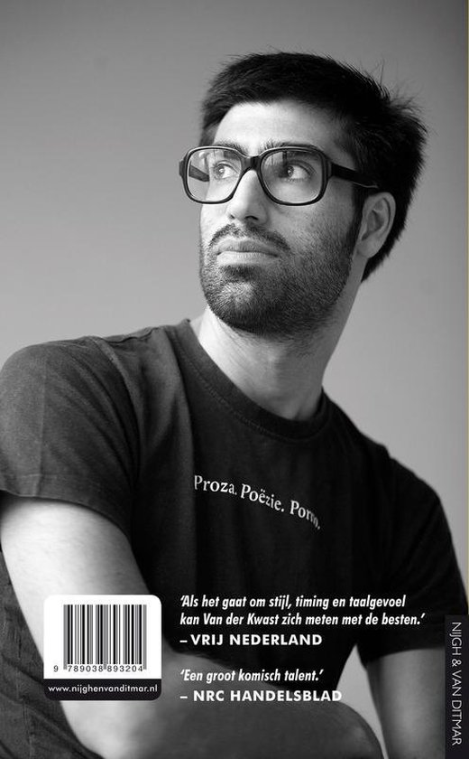 Zwart-witfoto van een man met bril en donkere T-shirt met tekst 'Proza. Poëzie. Porno.'
