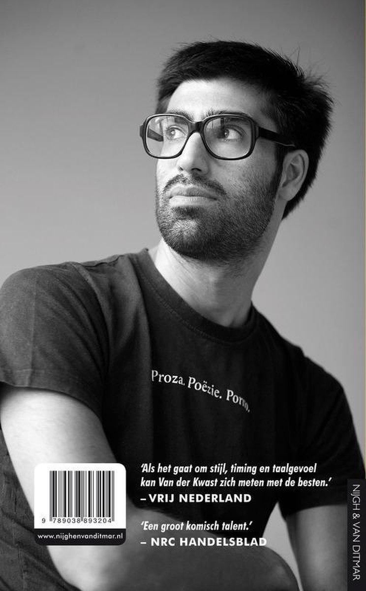 Zwart-witfoto van een man met bril en donkere T-shirt met tekst 'Proza. Poëzie. Porno.'