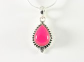 Bewerkte zilveren hanger met roze chalcedoon aan ketting