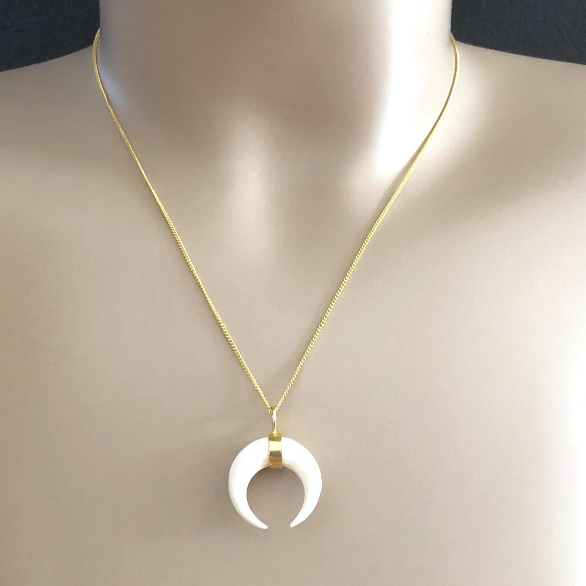 Goldplated ketting Crescent bone moon