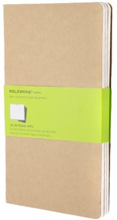 Een set van drie bruine Moleskine cahiers, bijeengehouden door een limegroene band.
