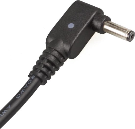 Gros plan du connecteur coudé en L à 90 degrés d'un chargeur noir.
