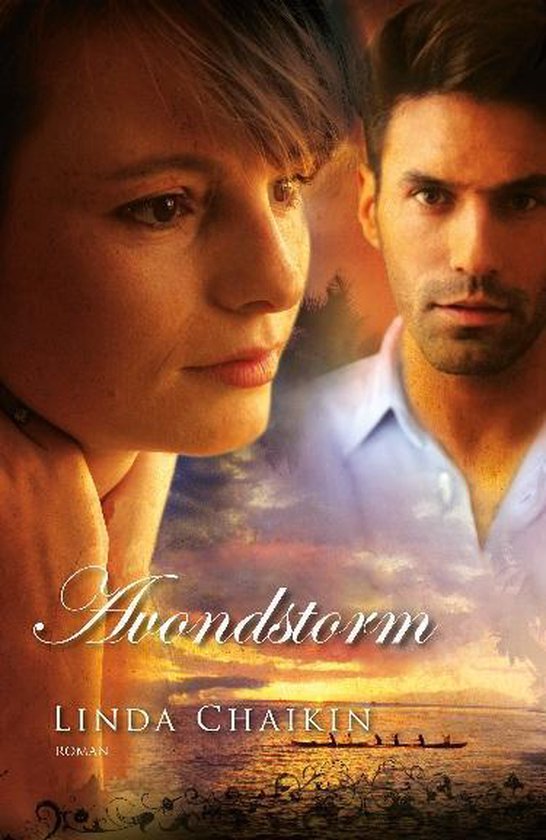 Boekomslag 'Avondstorm' met close-up van een vrouw en een man op de achtergrond. Een zonsondergang boven de oceaan met een kano op het water.