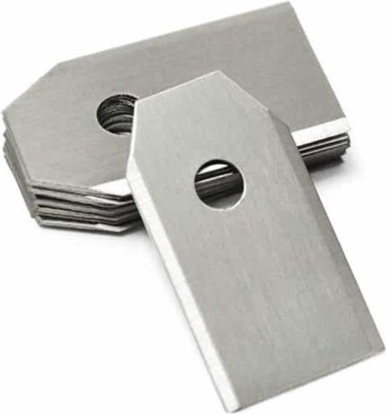Pile de lames métalliques argentées avec un trou rond au centre, conçues pour une tondeuse robot.