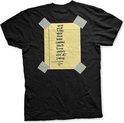 Zwarte t-shirt met op de achterkant een gele notitie, geplakt met tape, met een handgeschreven lijst van liedjes: "WASH", "ONCE", "E-PRO", "STATE", "ALIVE", "DEEP", "GARDEN", "BREATH", "BLACK", "JEREMY", "WHY GO", "PORCH", en een vraagteken.