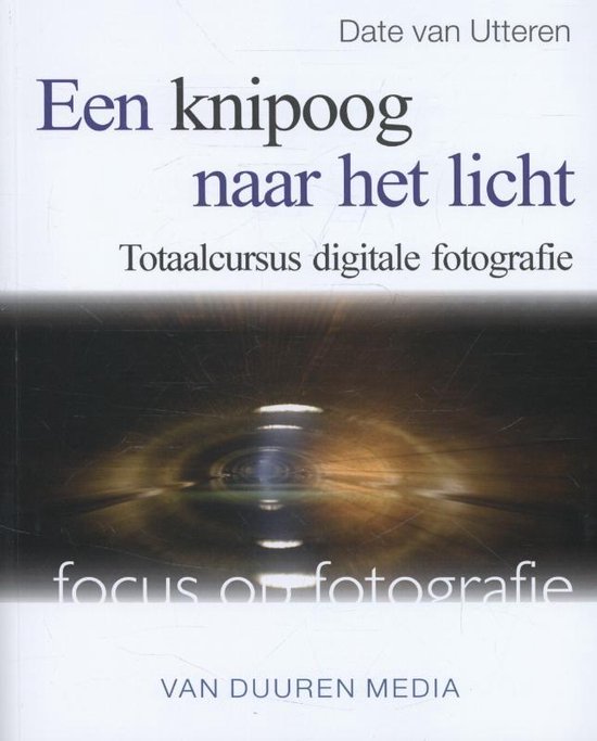 Cover van het boek 'Een knipoog naar het licht' van Date van Utteren