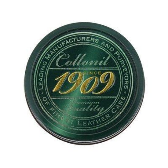 Gesloten groen blikje Collonil 1909 Wax Polish op witte achtergrond.
