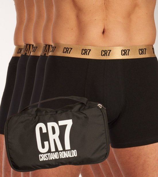 Cinq boxers noirs avec ceinture élastique dorée CR7, avec une pochette CR7.