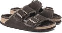 Grijze Birkenstock Arizona pantoffels met gespen en bont, van voren gezien.