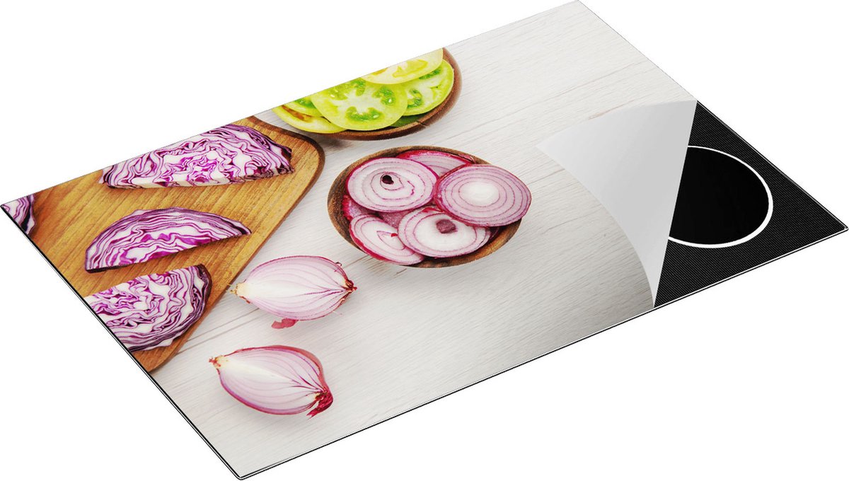 Chefcare Inductie Beschermer Gesneden Uien op een Witte Houten Tafel - 81,2x52 cm - Afdekplaat Inductie - Kookplaat Beschermer - Inductie Mat