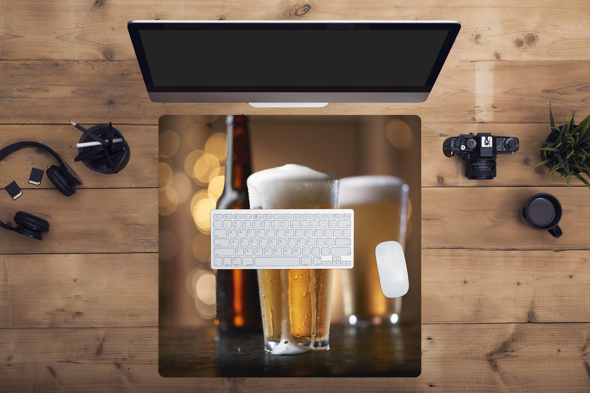 Muismat XXL 60x60 cm - Bureau onderlegger - Bureau mat Bier op een houten bar - Bureaumat - Gaming mousepad xl - Bureaulegger groot - Computer deskmat
