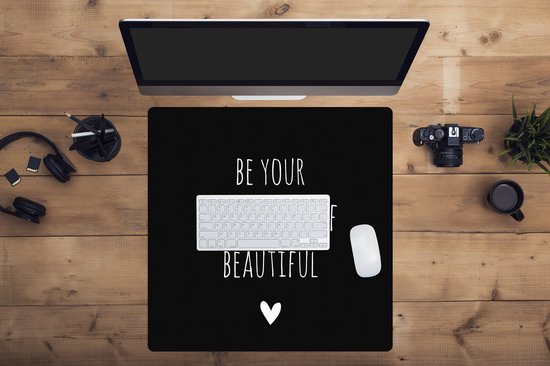 Muismat XXL 60x60 cm - Bureau onderlegger - Bureau mat Engelse quote "Be your own kind of beautiful" met een hartje tegen een zwarte achtergrond - Bureaumat - Gaming mousepad xl - Bureaulegger groot - Computer deskmat