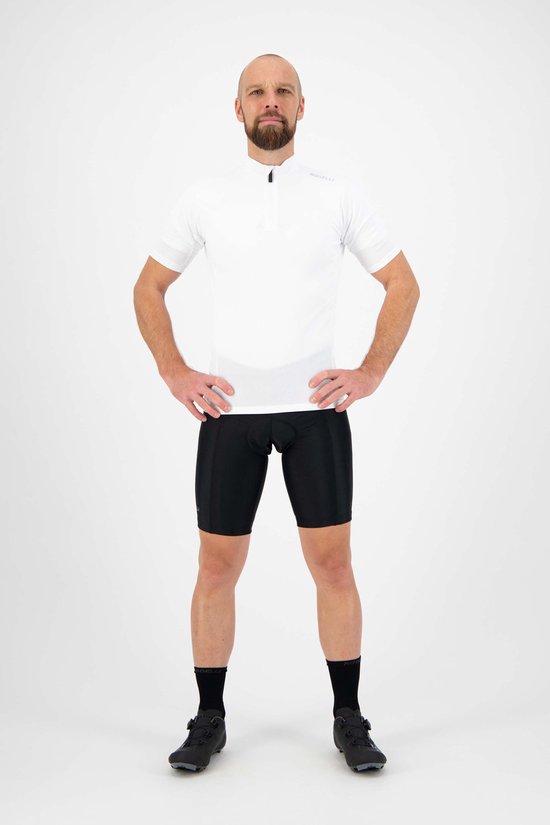 Man van voren gezien, draagt een witte fietsjersey en zwarte fietsbroek.