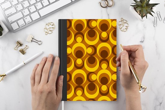 Notitieboek - Schrijfboek - Patronen - Retro - Bruin - Geel - Notitieboekje klein - A5 formaat - Schrijfblok