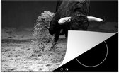 KitchenYeah® Inductie beschermer 76x51.5 cm - Een stier die aan het rennen is in een zandbak - zwart wit - Kookplaataccessoires - Afdekplaat voor kookplaat - Inductiebeschermer - Inductiemat - Inductieplaat mat