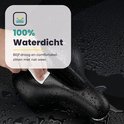 Hand veegt waterdruppels van een zwart, waterdicht fietszadel. De tekst vermeldt "100% Waterdicht".