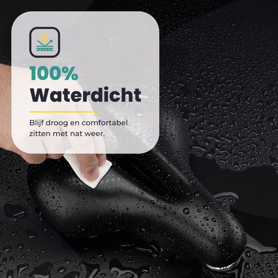 Hand veegt waterdruppels van een zwart, waterdicht fietszadel. De tekst vermeldt "100% Waterdicht".