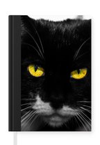 Notitieboek - Schrijfboek - Zwart-wit foto van de kop van een zwarte kat met gele ogen - Notitieboekje klein - A5 formaat - Schrijfblok