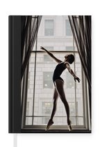 Notitieboek - Schrijfboek - Dansende ballerina bij een raam - Notitieboekje klein - A5 formaat - Schrijfblok