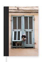 Notitieboek - Schrijfboek - Hond kijkend door een luik - Notitieboekje klein - A5 formaat - Schrijfblok