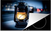 KitchenYeah® Inductie beschermer 81x52 cm - Oude kerosine lantaarn op straat - Kookplaataccessoires - Afdekplaat voor kookplaat - Inductiebeschermer - Inductiemat - Inductieplaat mat