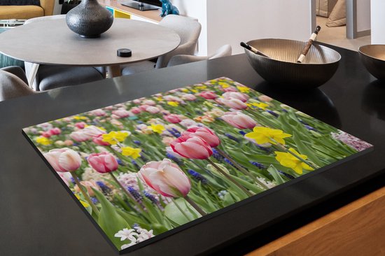 KitchenYeah® Inductie beschermer 81.6x52.7 cm - Een veld met tulpen, narcissen en blauwe druiven - Kookplaataccessoires - Afdekplaat voor kookplaat - Inductiebeschermer - Inductiemat - Inductieplaat mat