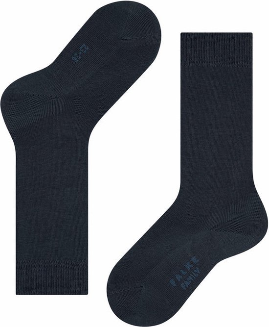 Donkerblauwe kniekousen van FALKE met een fijn ribbelpatroon en de tekst 'FALKE FAMILY'.