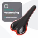 Zwart fietszadel met rode accenten, "SPORT" tekst, "Race MTB Fietszadel" in de verpakking.