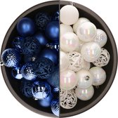 Bellatio Decorations Kerstballen mix - 74-delig - parelmoer wit en kobalt blauw - 6 cm - kunststof