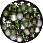 Kleine kunststof kerstversiering 40x stuks set en 3 cm kerstballen in het zilver en groen - Voor kleine kerstbomen