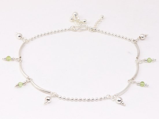 Bracelet de cheville traditionnel en argent avec perles sculptées et péridot